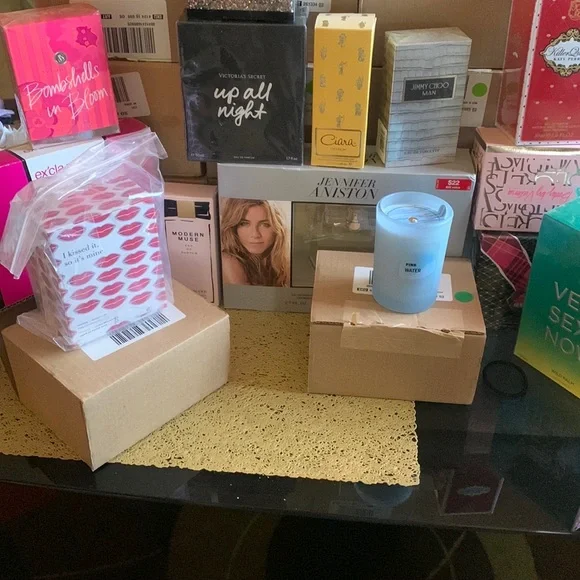 Victoria's Secret Bombshell Gold Eau de Parfum - Picture 4 of 4